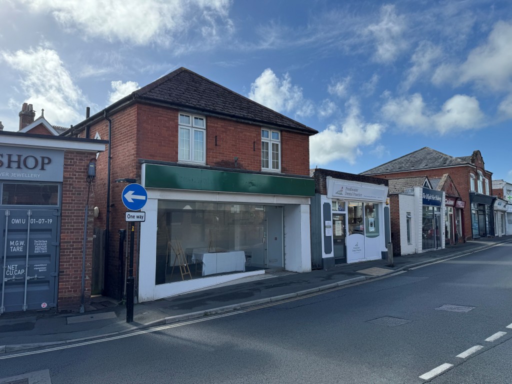 Lot: 39 - FREEHOLD TOWN CENTRE RETAIL UNIT FOR INVESTMENT OR OCCUPATION - Reverse View of the Front Elevation